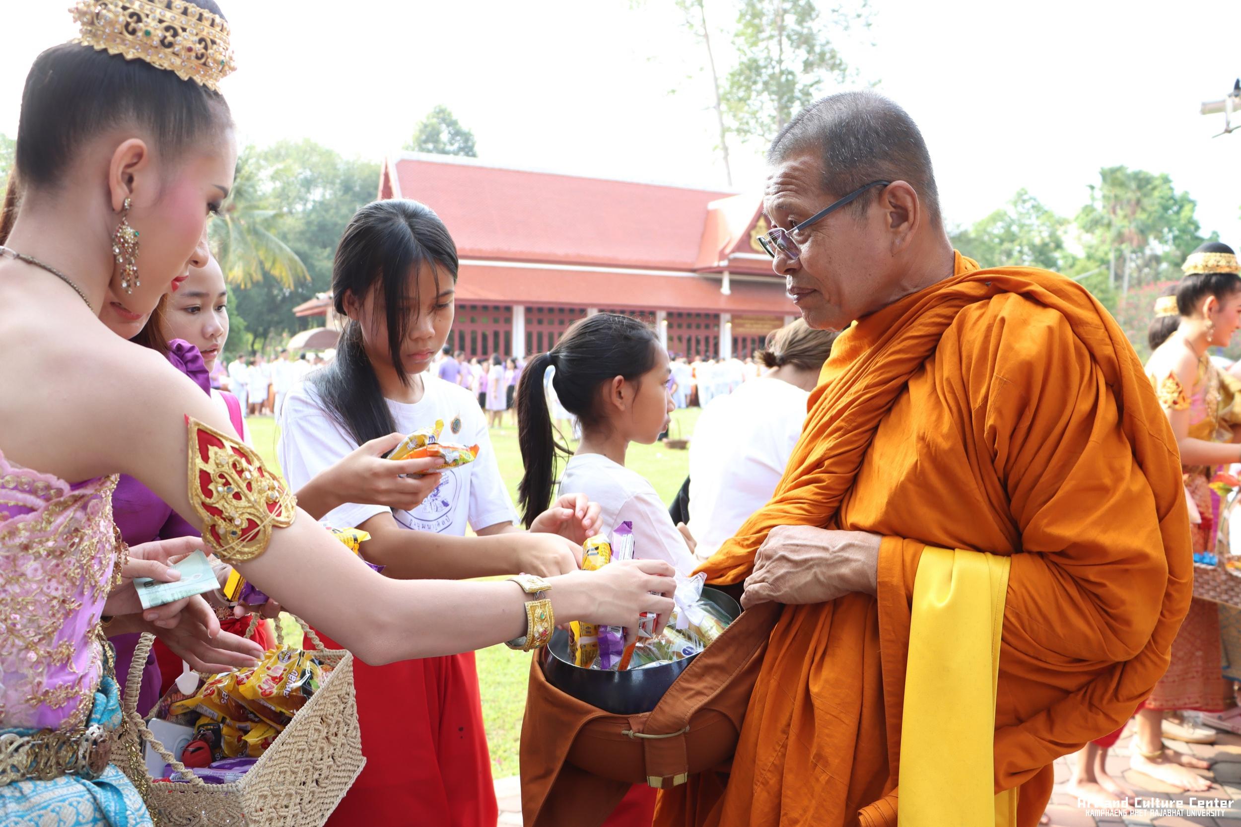 192. พิธีบำเพ็ญกุศลทำบุญใส่บาตร "วันอนุรักษ์มรดกไทย" เพื่อถวายเป็นพระราชกุศล และพิธีถวายพระพรชัยมงคล แด่สมเด็จพระกนิษฐาธิราชเจ้ากรมสมเด็จพระเทพรัตนราชสุดา ฯ สยามบรมราชกุมารี