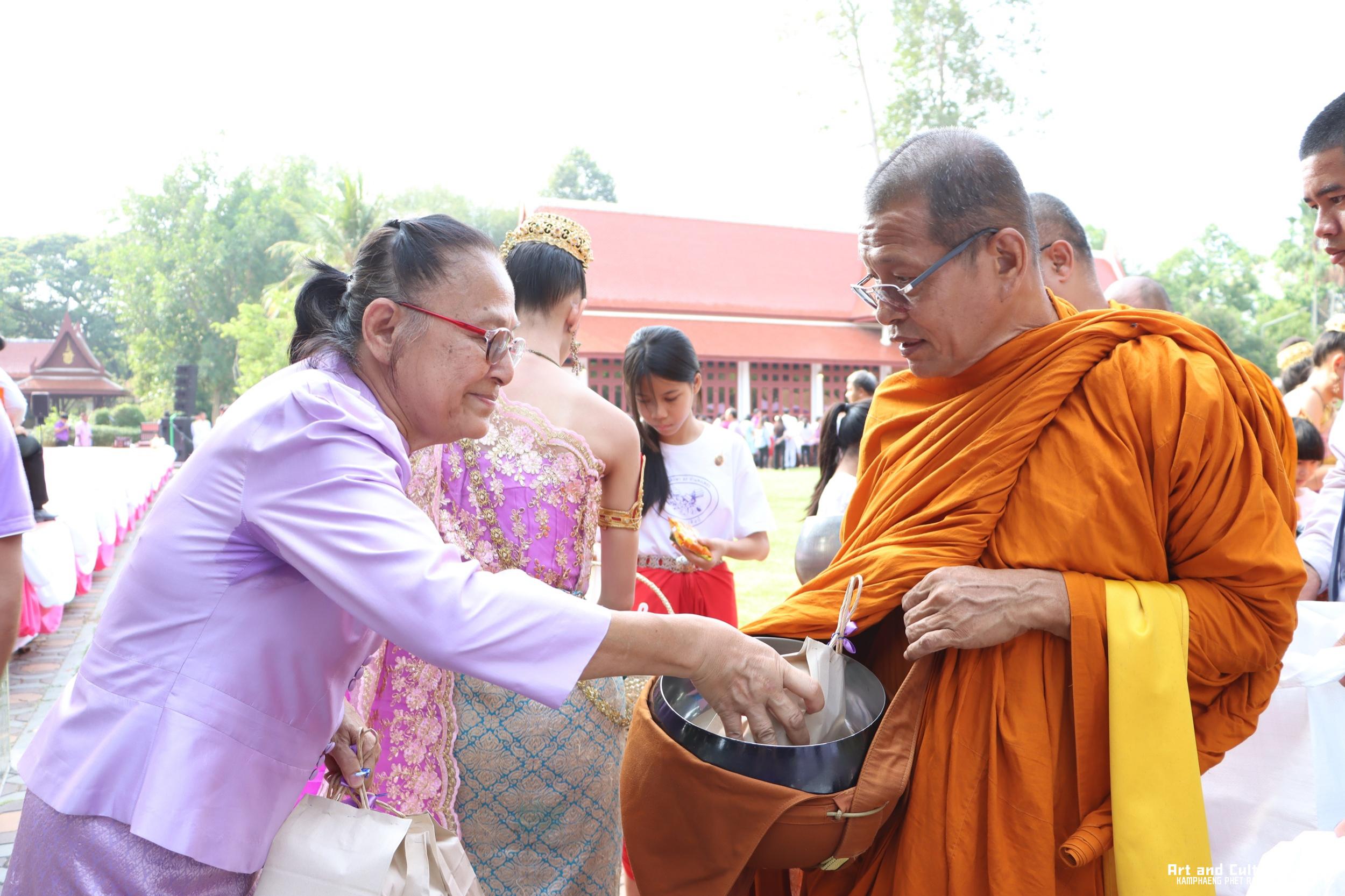 194. พิธีบำเพ็ญกุศลทำบุญใส่บาตร "วันอนุรักษ์มรดกไทย" เพื่อถวายเป็นพระราชกุศล และพิธีถวายพระพรชัยมงคล แด่สมเด็จพระกนิษฐาธิราชเจ้ากรมสมเด็จพระเทพรัตนราชสุดา ฯ สยามบรมราชกุมารี