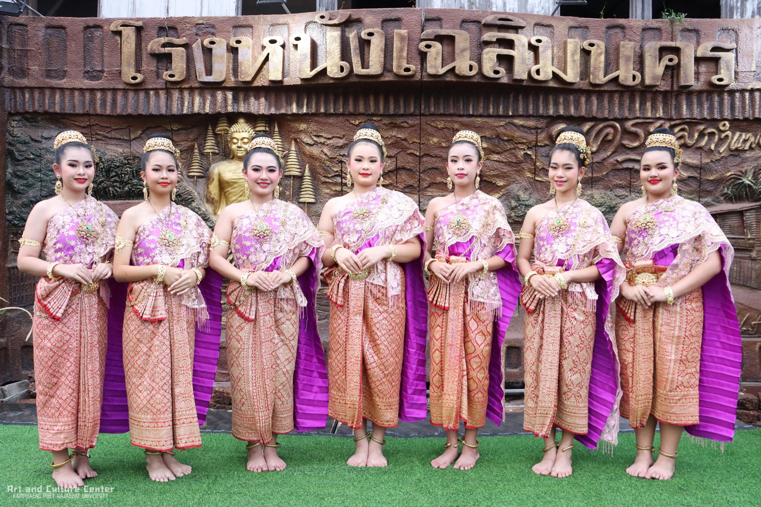 4. ตลาดย้อนยุคนครชุม “เสน่ห์บ้านปิด ตลาดเปิด”