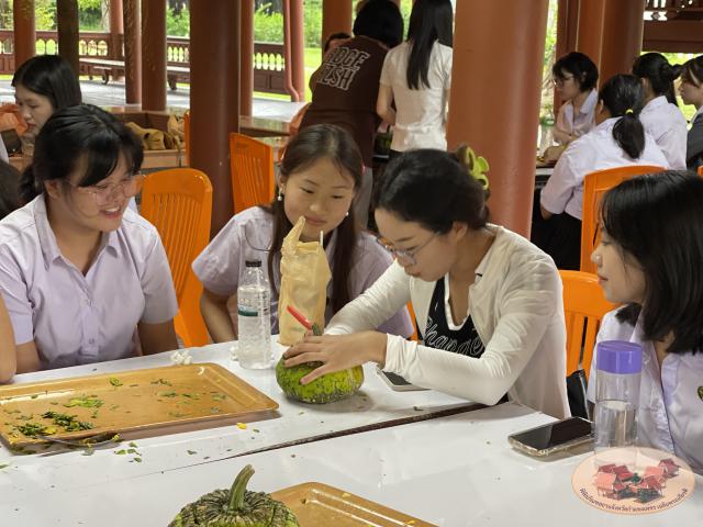 นักศึกษาจีน โปรแกรมภาษาไทย คณะมนุษย์ศาสตร์ มหาวิทยาลัยราชภัฏกำแพงเพชร เข้าศึกษาในรายวิชาภูมิปัญญาและมรดกไทยในการทำแกะสลักฟักทอง