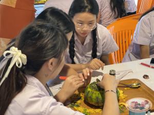 4. นักศึกษาจีน โปรแกรมภาษาไทย คณะมนุษย์ศาสตร์ มหาวิทยาลัยราชภัฏกำแพงเพชร เข้าศึกษาในรายวิชาภูมิปัญญาและมรดกไทยในการทำแกะสลักฟักทอง