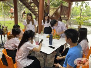 13. นักศึกษาจีน โปรแกรมภาษาไทย คณะมนุษย์ศาสตร์ มหาวิทยาลัยราชภัฏกำแพงเพชร เข้าศึกษาในรายวิชาภูมิปัญญาและมรดกไทยในการทำแกะสลักฟักทอง