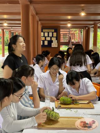 25. นักศึกษาจีน โปรแกรมภาษาไทย คณะมนุษย์ศาสตร์ มหาวิทยาลัยราชภัฏกำแพงเพชร เข้าศึกษาในรายวิชาภูมิปัญญาและมรดกไทยในการทำแกะสลักฟักทอง