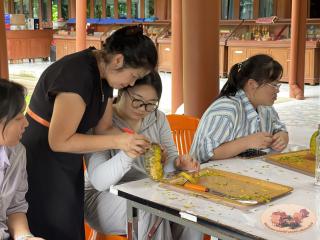 27. นักศึกษาจีน โปรแกรมภาษาไทย คณะมนุษย์ศาสตร์ มหาวิทยาลัยราชภัฏกำแพงเพชร เข้าศึกษาในรายวิชาภูมิปัญญาและมรดกไทยในการทำแกะสลักฟักทอง