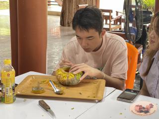 31. นักศึกษาจีน โปรแกรมภาษาไทย คณะมนุษย์ศาสตร์ มหาวิทยาลัยราชภัฏกำแพงเพชร เข้าศึกษาในรายวิชาภูมิปัญญาและมรดกไทยในการทำแกะสลักฟักทอง