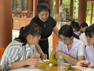 44. นักศึกษาจีน โปรแกรมภาษาไทย คณะมนุษย์ศาสตร์ มหาวิทยาลัยราชภัฏกำแพงเพชร เข้าศึกษาในรายวิชาภูมิปัญญาและมรดกไทยในการทำแกะสลักฟักทอง