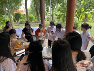 55. นักศึกษาจีน โปรแกรมภาษาไทย คณะมนุษย์ศาสตร์ มหาวิทยาลัยราชภัฏกำแพงเพชร เข้าศึกษาในรายวิชาภูมิปัญญาและมรดกไทยในการทำแกะสลักฟักทอง