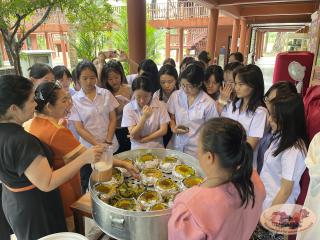 74. นักศึกษาจีน โปรแกรมภาษาไทย คณะมนุษย์ศาสตร์ มหาวิทยาลัยราชภัฏกำแพงเพชร เข้าศึกษาในรายวิชาภูมิปัญญาและมรดกไทยในการทำแกะสลักฟักทอง