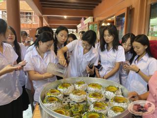 76. นักศึกษาจีน โปรแกรมภาษาไทย คณะมนุษย์ศาสตร์ มหาวิทยาลัยราชภัฏกำแพงเพชร เข้าศึกษาในรายวิชาภูมิปัญญาและมรดกไทยในการทำแกะสลักฟักทอง