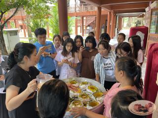 77. นักศึกษาจีน โปรแกรมภาษาไทย คณะมนุษย์ศาสตร์ มหาวิทยาลัยราชภัฏกำแพงเพชร เข้าศึกษาในรายวิชาภูมิปัญญาและมรดกไทยในการทำแกะสลักฟักทอง