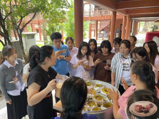 78. นักศึกษาจีน โปรแกรมภาษาไทย คณะมนุษย์ศาสตร์ มหาวิทยาลัยราชภัฏกำแพงเพชร เข้าศึกษาในรายวิชาภูมิปัญญาและมรดกไทยในการทำแกะสลักฟักทอง