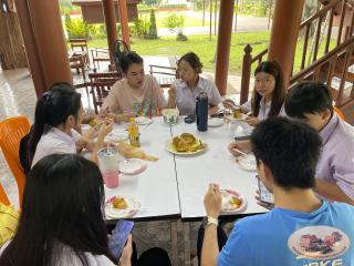 87. นักศึกษาจีน โปรแกรมภาษาไทย คณะมนุษย์ศาสตร์ มหาวิทยาลัยราชภัฏกำแพงเพชร เข้าศึกษาในรายวิชาภูมิปัญญาและมรดกไทยในการทำแกะสลักฟักทอง