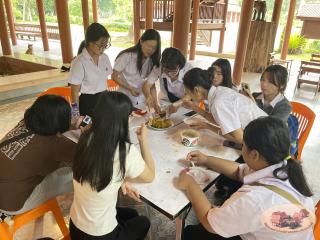 88. นักศึกษาจีน โปรแกรมภาษาไทย คณะมนุษย์ศาสตร์ มหาวิทยาลัยราชภัฏกำแพงเพชร เข้าศึกษาในรายวิชาภูมิปัญญาและมรดกไทยในการทำแกะสลักฟักทอง