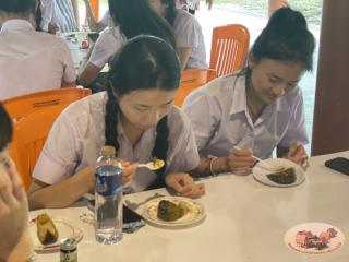 93. นักศึกษาจีน โปรแกรมภาษาไทย คณะมนุษย์ศาสตร์ มหาวิทยาลัยราชภัฏกำแพงเพชร เข้าศึกษาในรายวิชาภูมิปัญญาและมรดกไทยในการทำแกะสลักฟักทอง