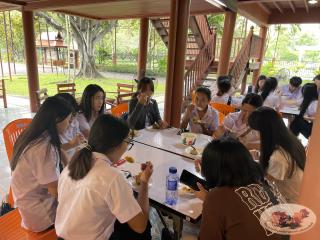94. นักศึกษาจีน โปรแกรมภาษาไทย คณะมนุษย์ศาสตร์ มหาวิทยาลัยราชภัฏกำแพงเพชร เข้าศึกษาในรายวิชาภูมิปัญญาและมรดกไทยในการทำแกะสลักฟักทอง