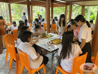 96. นักศึกษาจีน โปรแกรมภาษาไทย คณะมนุษย์ศาสตร์ มหาวิทยาลัยราชภัฏกำแพงเพชร เข้าศึกษาในรายวิชาภูมิปัญญาและมรดกไทยในการทำแกะสลักฟักทอง