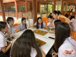101. นักศึกษาจีน โปรแกรมภาษาไทย คณะมนุษย์ศาสตร์ มหาวิทยาลัยราชภัฏกำแพงเพชร เข้าศึกษาในรายวิชาภูมิปัญญาและมรดกไทยในการทำแกะสลักฟักทอง