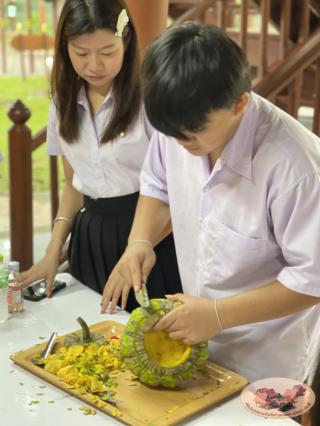 111. นักศึกษาจีน โปรแกรมภาษาไทย คณะมนุษย์ศาสตร์ มหาวิทยาลัยราชภัฏกำแพงเพชร เข้าศึกษาในรายวิชาภูมิปัญญาและมรดกไทยในการทำแกะสลักฟักทอง