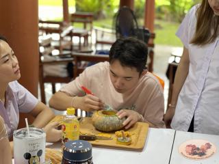 112. นักศึกษาจีน โปรแกรมภาษาไทย คณะมนุษย์ศาสตร์ มหาวิทยาลัยราชภัฏกำแพงเพชร เข้าศึกษาในรายวิชาภูมิปัญญาและมรดกไทยในการทำแกะสลักฟักทอง