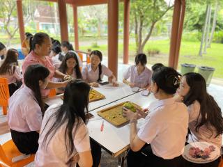 114. นักศึกษาจีน โปรแกรมภาษาไทย คณะมนุษย์ศาสตร์ มหาวิทยาลัยราชภัฏกำแพงเพชร เข้าศึกษาในรายวิชาภูมิปัญญาและมรดกไทยในการทำแกะสลักฟักทอง