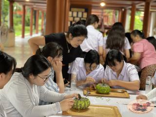 116. นักศึกษาจีน โปรแกรมภาษาไทย คณะมนุษย์ศาสตร์ มหาวิทยาลัยราชภัฏกำแพงเพชร เข้าศึกษาในรายวิชาภูมิปัญญาและมรดกไทยในการทำแกะสลักฟักทอง