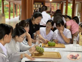 117. นักศึกษาจีน โปรแกรมภาษาไทย คณะมนุษย์ศาสตร์ มหาวิทยาลัยราชภัฏกำแพงเพชร เข้าศึกษาในรายวิชาภูมิปัญญาและมรดกไทยในการทำแกะสลักฟักทอง