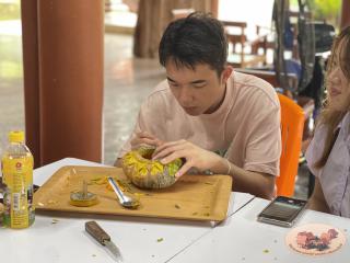122. นักศึกษาจีน โปรแกรมภาษาไทย คณะมนุษย์ศาสตร์ มหาวิทยาลัยราชภัฏกำแพงเพชร เข้าศึกษาในรายวิชาภูมิปัญญาและมรดกไทยในการทำแกะสลักฟักทอง
