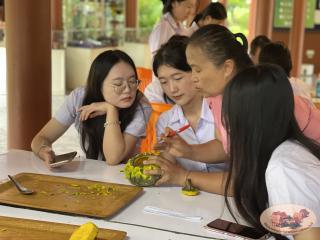 123. นักศึกษาจีน โปรแกรมภาษาไทย คณะมนุษย์ศาสตร์ มหาวิทยาลัยราชภัฏกำแพงเพชร เข้าศึกษาในรายวิชาภูมิปัญญาและมรดกไทยในการทำแกะสลักฟักทอง