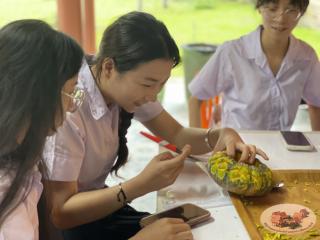 124. นักศึกษาจีน โปรแกรมภาษาไทย คณะมนุษย์ศาสตร์ มหาวิทยาลัยราชภัฏกำแพงเพชร เข้าศึกษาในรายวิชาภูมิปัญญาและมรดกไทยในการทำแกะสลักฟักทอง