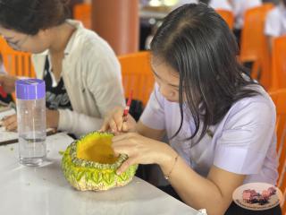130. นักศึกษาจีน โปรแกรมภาษาไทย คณะมนุษย์ศาสตร์ มหาวิทยาลัยราชภัฏกำแพงเพชร เข้าศึกษาในรายวิชาภูมิปัญญาและมรดกไทยในการทำแกะสลักฟักทอง