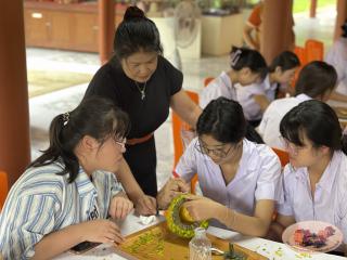 132. นักศึกษาจีน โปรแกรมภาษาไทย คณะมนุษย์ศาสตร์ มหาวิทยาลัยราชภัฏกำแพงเพชร เข้าศึกษาในรายวิชาภูมิปัญญาและมรดกไทยในการทำแกะสลักฟักทอง