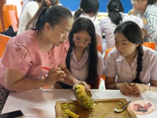 133. นักศึกษาจีน โปรแกรมภาษาไทย คณะมนุษย์ศาสตร์ มหาวิทยาลัยราชภัฏกำแพงเพชร เข้าศึกษาในรายวิชาภูมิปัญญาและมรดกไทยในการทำแกะสลักฟักทอง
