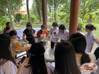 137. นักศึกษาจีน โปรแกรมภาษาไทย คณะมนุษย์ศาสตร์ มหาวิทยาลัยราชภัฏกำแพงเพชร เข้าศึกษาในรายวิชาภูมิปัญญาและมรดกไทยในการทำแกะสลักฟักทอง