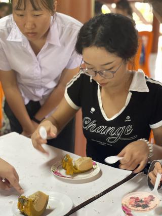 147. นักศึกษาจีน โปรแกรมภาษาไทย คณะมนุษย์ศาสตร์ มหาวิทยาลัยราชภัฏกำแพงเพชร เข้าศึกษาในรายวิชาภูมิปัญญาและมรดกไทยในการทำแกะสลักฟักทอง