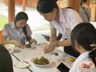 152. นักศึกษาจีน โปรแกรมภาษาไทย คณะมนุษย์ศาสตร์ มหาวิทยาลัยราชภัฏกำแพงเพชร เข้าศึกษาในรายวิชาภูมิปัญญาและมรดกไทยในการทำแกะสลักฟักทอง