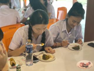 154. นักศึกษาจีน โปรแกรมภาษาไทย คณะมนุษย์ศาสตร์ มหาวิทยาลัยราชภัฏกำแพงเพชร เข้าศึกษาในรายวิชาภูมิปัญญาและมรดกไทยในการทำแกะสลักฟักทอง