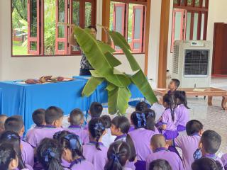 58. พิพิธภัณฑสถานจังหวัดกำแพงเพชร เฉลิมพระเกียรติได้ให้ความร่วมมือกับโรงเรียนสาธิตฯจัดกิจกรรมเรียนรู้นอกสถานที่ หน่วยบูรณาการแหล่งเรียนรู้ในท้องถิ่น เรื่องกล้วย ให้กับนักเรียนชั้นประถมศึกษาปีที่ 3-4