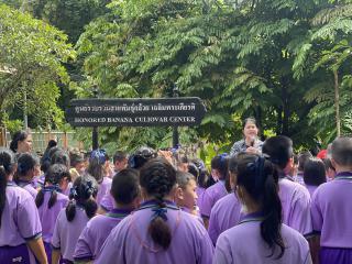 73. พิพิธภัณฑสถานจังหวัดกำแพงเพชร เฉลิมพระเกียรติได้ให้ความร่วมมือกับโรงเรียนสาธิตฯจัดกิจกรรมเรียนรู้นอกสถานที่ หน่วยบูรณาการแหล่งเรียนรู้ในท้องถิ่น เรื่องกล้วย ให้กับนักเรียนชั้นประถมศึกษาปีที่ 3-4