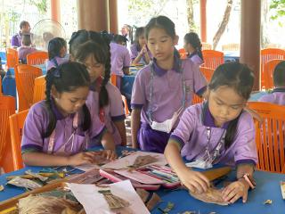 112. พิพิธภัณฑสถานจังหวัดกำแพงเพชร เฉลิมพระเกียรติได้ให้ความร่วมมือกับโรงเรียนสาธิตฯจัดกิจกรรมเรียนรู้นอกสถานที่ หน่วยบูรณาการแหล่งเรียนรู้ในท้องถิ่น เรื่องกล้วย ให้กับนักเรียนชั้นประถมศึกษาปีที่ 3-4