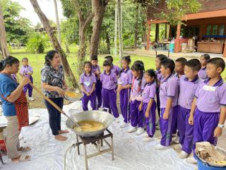 212. พิพิธภัณฑสถานจังหวัดกำแพงเพชร เฉลิมพระเกียรติได้ให้ความร่วมมือกับโรงเรียนสาธิตฯจัดกิจกรรมเรียนรู้นอกสถานที่ หน่วยบูรณาการแหล่งเรียนรู้ในท้องถิ่น เรื่องกล้วย ให้กับนักเรียนชั้นประถมศึกษาปีที่ 3-4