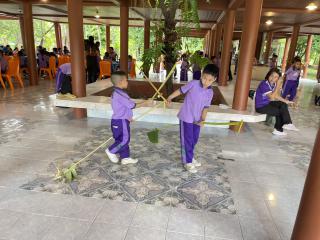 273. พิพิธภัณฑสถานจังหวัดกำแพงเพชร เฉลิมพระเกียรติได้ให้ความร่วมมือกับโรงเรียนสาธิตฯจัดกิจกรรมเรียนรู้นอกสถานที่ หน่วยบูรณาการแหล่งเรียนรู้ในท้องถิ่น เรื่องกล้วย ให้กับนักเรียนชั้นประถมศึกษาปีที่ 3-4