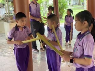 280. พิพิธภัณฑสถานจังหวัดกำแพงเพชร เฉลิมพระเกียรติได้ให้ความร่วมมือกับโรงเรียนสาธิตฯจัดกิจกรรมเรียนรู้นอกสถานที่ หน่วยบูรณาการแหล่งเรียนรู้ในท้องถิ่น เรื่องกล้วย ให้กับนักเรียนชั้นประถมศึกษาปีที่ 3-4