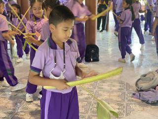 284. พิพิธภัณฑสถานจังหวัดกำแพงเพชร เฉลิมพระเกียรติได้ให้ความร่วมมือกับโรงเรียนสาธิตฯจัดกิจกรรมเรียนรู้นอกสถานที่ หน่วยบูรณาการแหล่งเรียนรู้ในท้องถิ่น เรื่องกล้วย ให้กับนักเรียนชั้นประถมศึกษาปีที่ 3-4