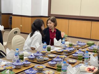 13. พิพิธภัณฑสถานจังหวัดกำแพงเพชร เฉลิมพระเกียรติ จัดเลี้ยงอาหารกลางวันให้กับ อธิการบดี คณะผู้บริหาร วิทยาลัยอาชีวศึกษาและเทคนิคสิบสองปันนา ประเทศสาธารณรัฐประชาชนจีน