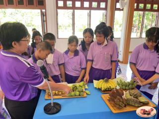 71. พิพิธภัณฑสถานจังหวัดกำแพงเพชร เฉลิมพระเกียรติ ได้ให้ความร่วมมือกับโรงเรียนสาธิตฯจัดกิจกรรมเรียนรู้นอกสถานที่ หน่วยบูรณาการแหล่งเรียนรู้ในท้องถิ่น เรื่องกล้วย ให้กับนักเรียนชั้นประถมศึกษาปีที่ 5-6