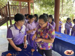 89. พิพิธภัณฑสถานจังหวัดกำแพงเพชร เฉลิมพระเกียรติ ได้ให้ความร่วมมือกับโรงเรียนสาธิตฯจัดกิจกรรมเรียนรู้นอกสถานที่ หน่วยบูรณาการแหล่งเรียนรู้ในท้องถิ่น เรื่องกล้วย ให้กับนักเรียนชั้นประถมศึกษาปีที่ 5-6