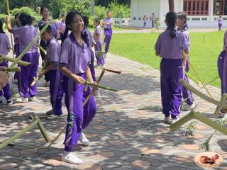 126. พิพิธภัณฑสถานจังหวัดกำแพงเพชร เฉลิมพระเกียรติ ได้ให้ความร่วมมือกับโรงเรียนสาธิตฯจัดกิจกรรมเรียนรู้นอกสถานที่ หน่วยบูรณาการแหล่งเรียนรู้ในท้องถิ่น เรื่องกล้วย ให้กับนักเรียนชั้นประถมศึกษาปีที่ 5-6