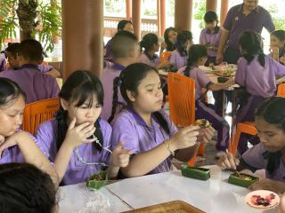 165. พิพิธภัณฑสถานจังหวัดกำแพงเพชร เฉลิมพระเกียรติ ได้ให้ความร่วมมือกับโรงเรียนสาธิตฯจัดกิจกรรมเรียนรู้นอกสถานที่ หน่วยบูรณาการแหล่งเรียนรู้ในท้องถิ่น เรื่องกล้วย ให้กับนักเรียนชั้นประถมศึกษาปีที่ 5-6