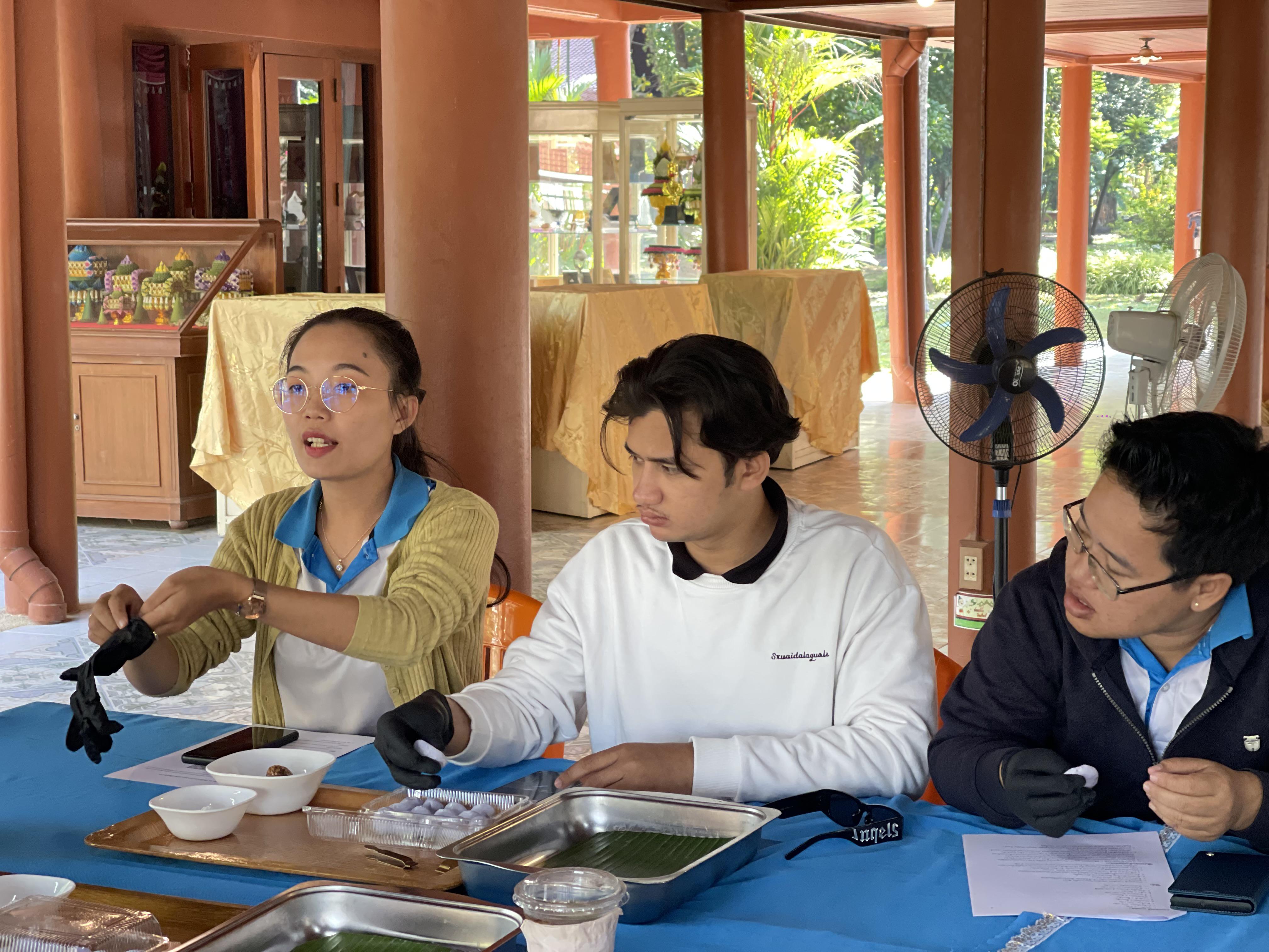 18. พิพิธภัณฑสถานจังหวัดกำแพงเพชร เฉลิมพระเกียรติ สำนักศิลปะและวัฒนธรรม มหาวิทยาลัยราชภัฏกำแพงเพชร ต้อนรับอาจารย์และนักศึกษาโปรแกรมวิชาการบัญชี คณะวิทยาการจัดการ มหาวิทยาลัยราชภัฏกำแพงเพชร แม่สอดี้ ขออนุญาตเข้าศึกษาดูงานและจัดกิจกรรมการทำขนมไทย