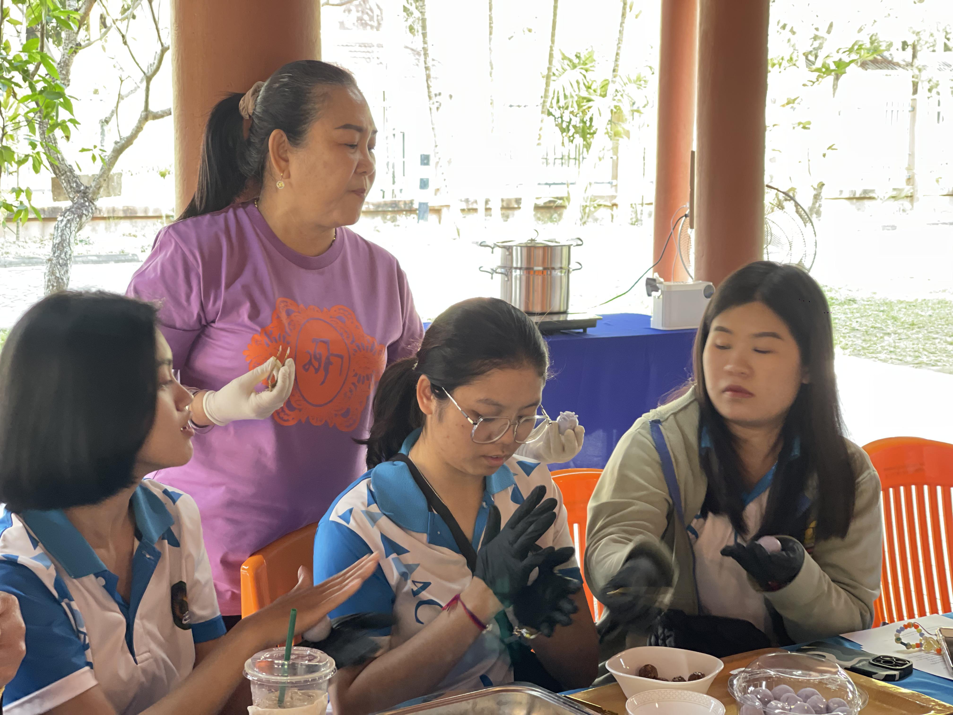 27. พิพิธภัณฑสถานจังหวัดกำแพงเพชร เฉลิมพระเกียรติ สำนักศิลปะและวัฒนธรรม มหาวิทยาลัยราชภัฏกำแพงเพชร ต้อนรับอาจารย์และนักศึกษาโปรแกรมวิชาการบัญชี คณะวิทยาการจัดการ มหาวิทยาลัยราชภัฏกำแพงเพชร แม่สอดี้ ขออนุญาตเข้าศึกษาดูงานและจัดกิจกรรมการทำขนมไทย